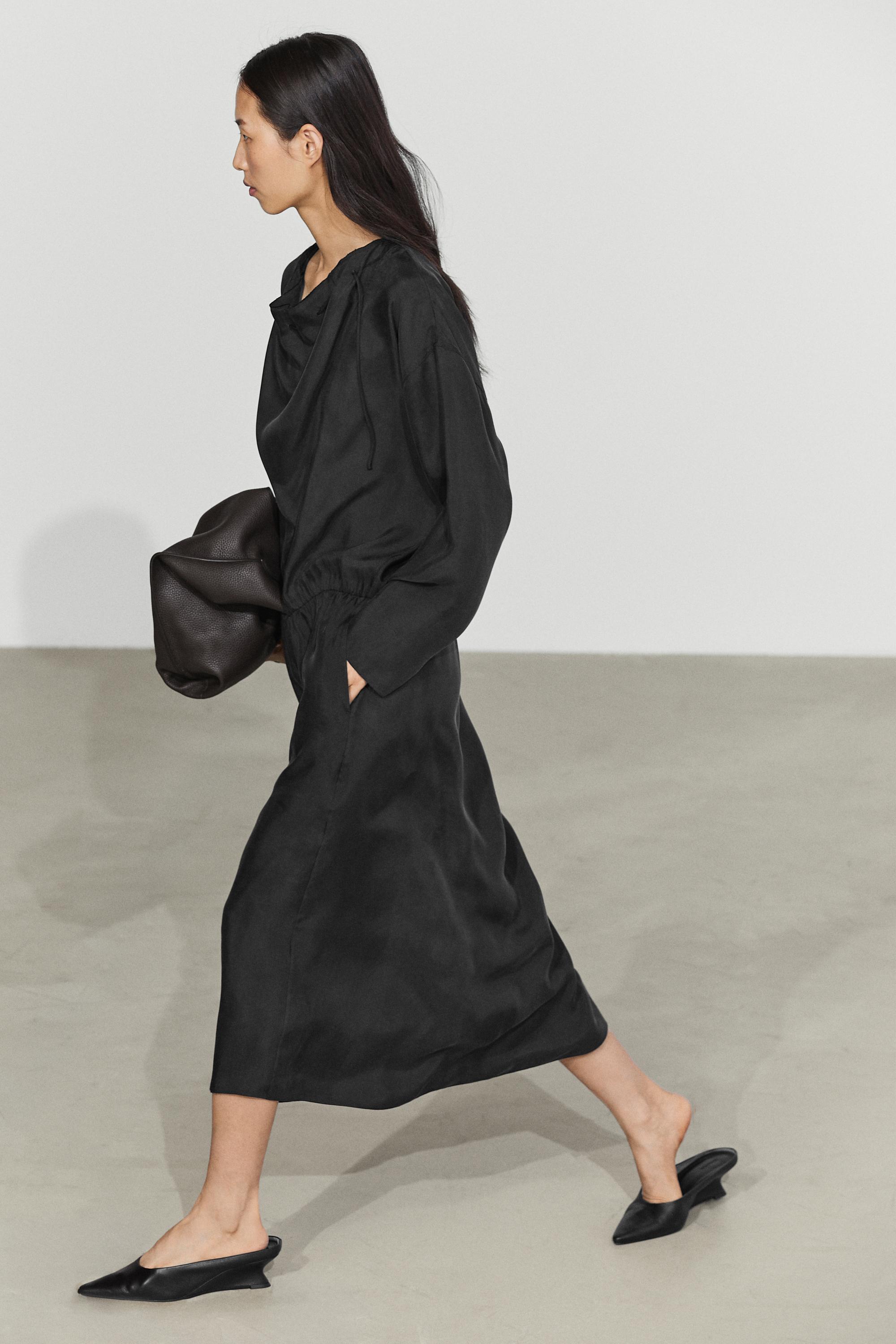 Robe midi fluide détail col